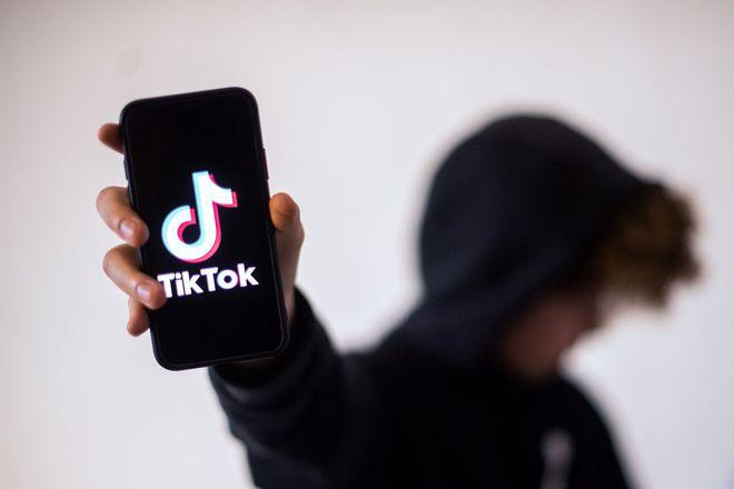 Unveiling The Use Of ‘Social Proof’ In Live Broadcast Videos 